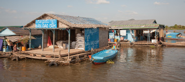 仓库与在 ozeretonlesap 在柬埔寨的水工程建筑材料