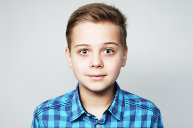 身穿藍(lán)色制服的小男孩圖片