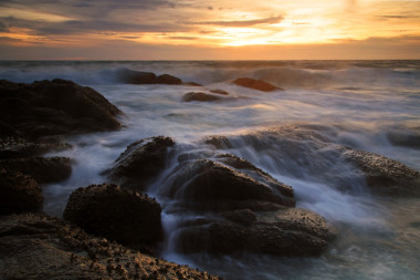 對巖石的運動波圖片
