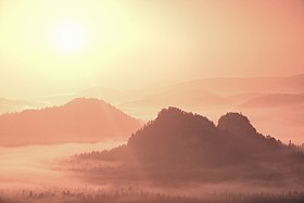 山与橙色的天空内日出雾朦胧景
