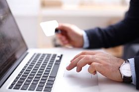 用他的信用卡为在线交易，用他的信用卡为在线交易的商人的商人