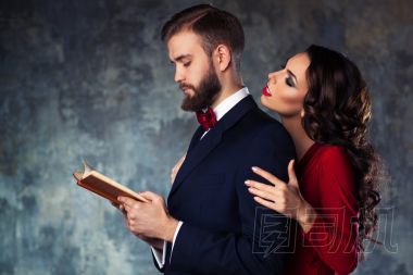 優(yōu)雅的年輕夫婦