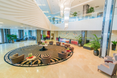 酒店大堂設(shè)有現(xiàn)代設(shè)計