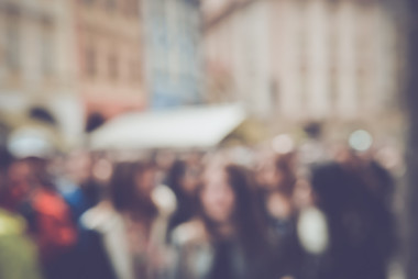 在布拉格的模糊的游客圖片