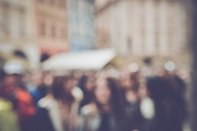 在布拉格的模糊的游客图片