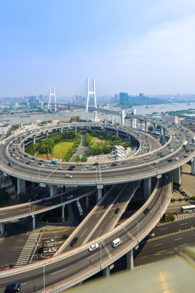 在上海的天際線和道路交叉口