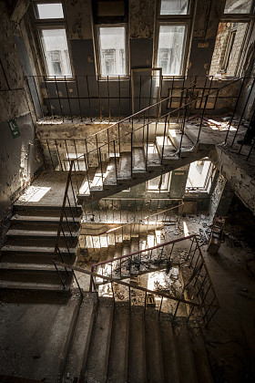 在一栋废弃建筑的水泥楼梯上