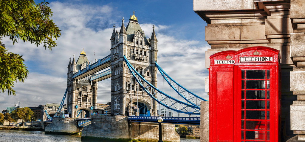 与红色电话亭在伦敦，英国，英国的伦敦塔桥