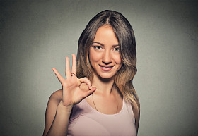 美丽的年轻女子，显示确定标志