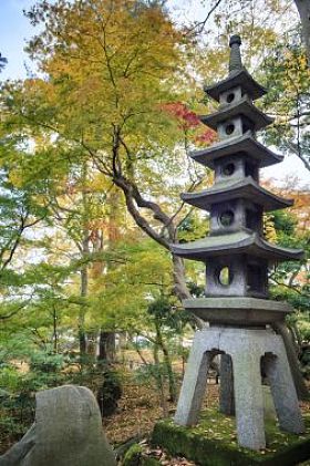 在金泽兼六园的 Kasumiga ike 池塘