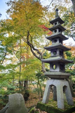 在金泽兼六园的 Kasumiga ike 池塘