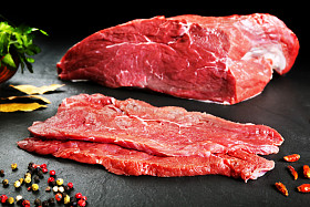 新鲜和原料肉。静物画的牛排准备做饭，烧烤