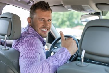 有吸引力的年輕商人表達(dá)積極情緒