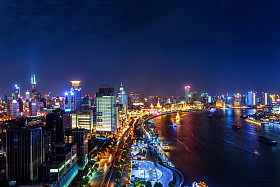 照亮天际线和城市景