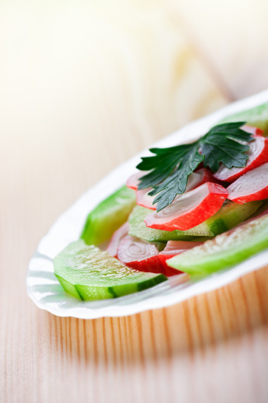 夏日沙拉在廚房的桌子上圖片