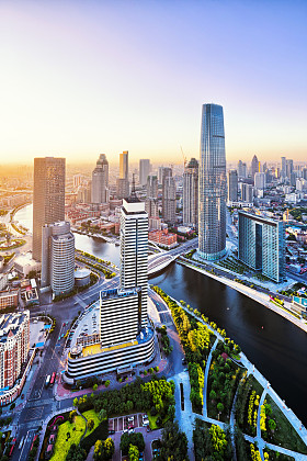 全景的天际线和现代建筑的天津