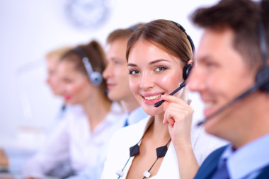 有吸引力的微笑積極的年輕商人和電話中心辦公室的同事