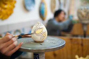 陶瓷蛋正在装饰图片