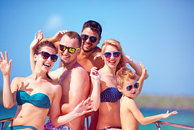 组的快乐的朋友，家庭乐趣游艇，在暑假期间