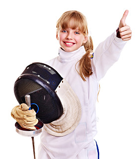 孩子在击剑服装控股重剑 .图片