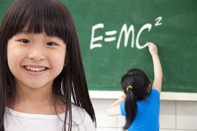 快乐女孩的黑板E = MC2