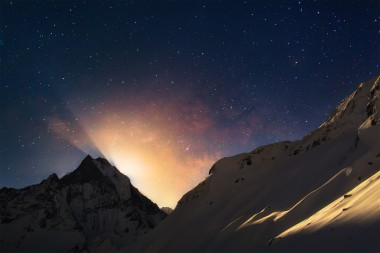 月亮升起在喜馬拉雅山圖片