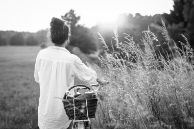 女人騎自行車帶籃子