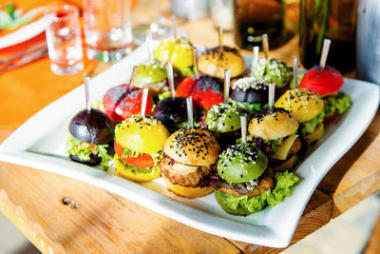 在板上的美味漢堡照片