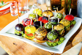 在板上的美味汉堡照片