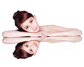 躺在镜子上的女人图片