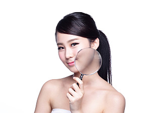 拿放大镜的女人照片