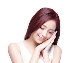 女人摸她的脸