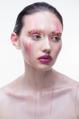 年輕漂亮的女孩，與五彩濺在他的臉上