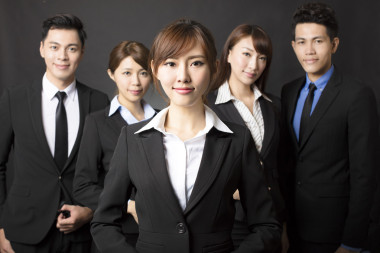 成功的商業(yè)團隊的年輕女商人 