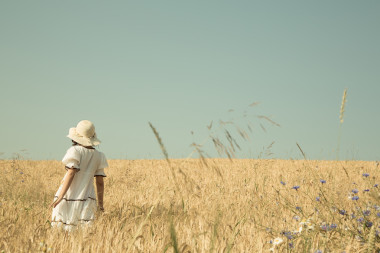 夏天的梦想女孩走在麦田里天空湛蓝
