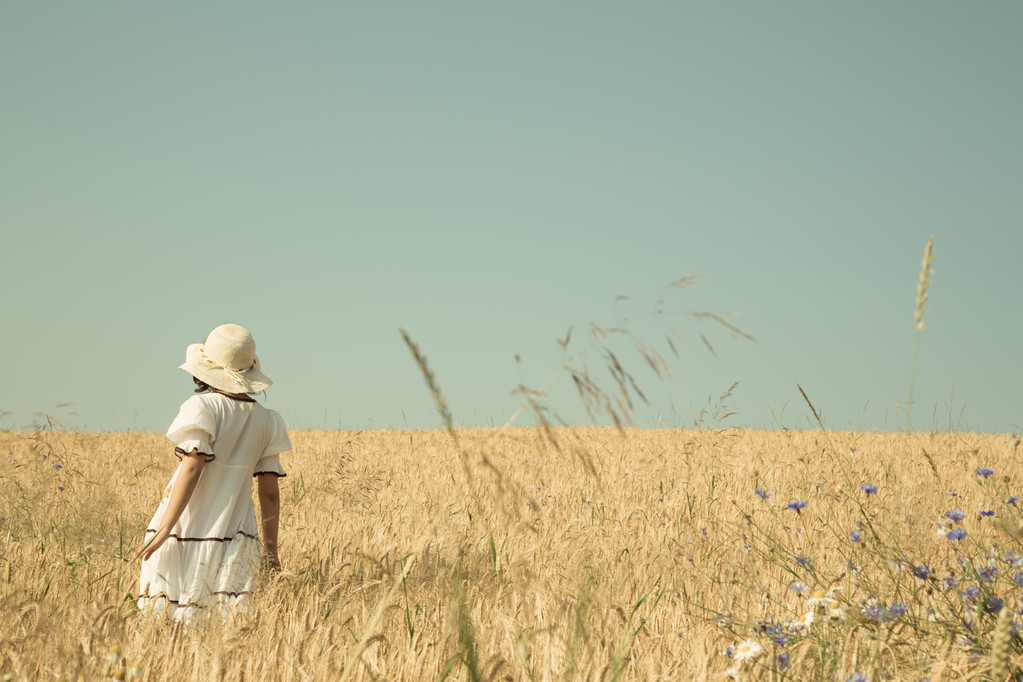 夏天的梦想女孩走在麦田里天空湛蓝
