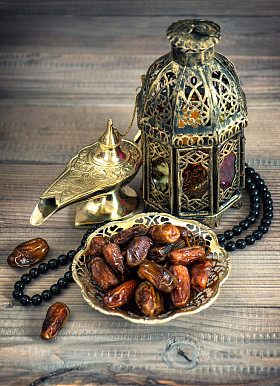 日期、 阿拉伯语灯和念珠。伊斯兰节日概念。Vintag