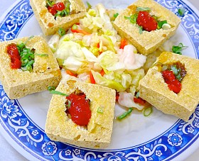 油炸臭豆腐的特写图片