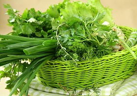 新鲜青草香菜莳萝洋葱草药混合在一个柳条篮子