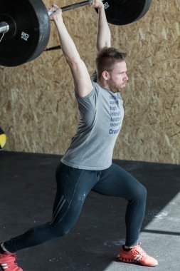 健壯的男人舉杠鈴