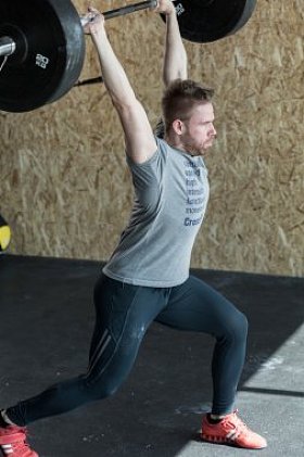 健壮的男人举杠铃