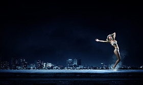 在黑暗中跳舞的女孩