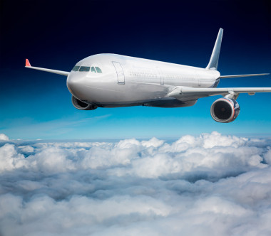 天空中的客機圖片