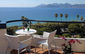 浪漫的饮料法国里维埃拉图片