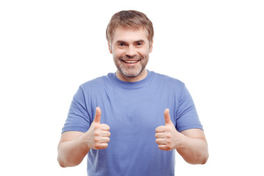 表達(dá)陽(yáng)性的男人微笑著照片