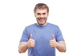 表达阳性的男人微笑着照片