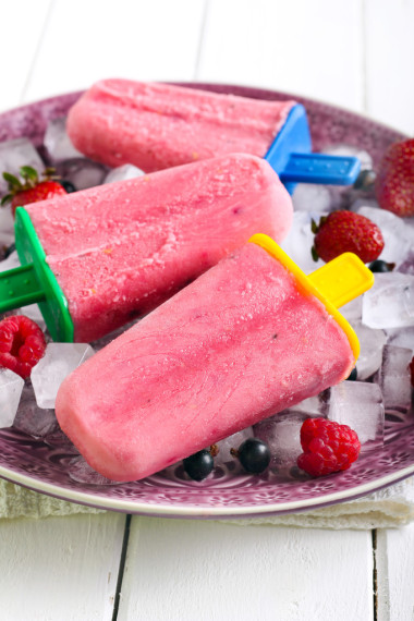 混合的漿果和酸奶冰淇淋持久性有機(jī)污染物