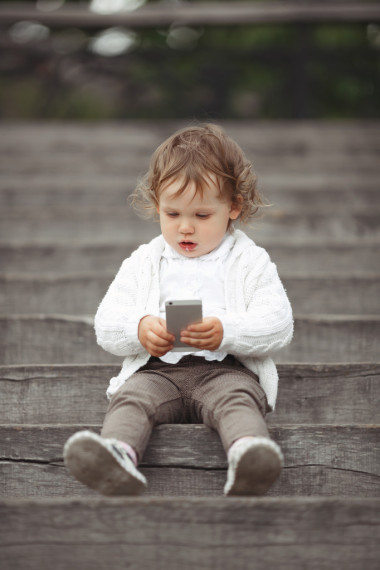 小女孩玩手機(jī)