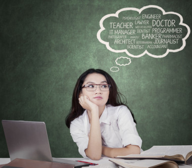 可愛(ài)的女學(xué)生幻想著未來(lái)的工作