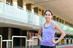 在体育场的亚洲女人